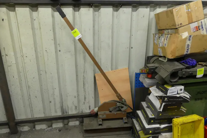 Handhebelblechschere mit langem Hebel